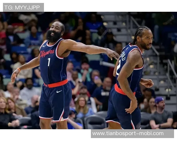 快船队员时尚便装入场哈登与伦纳德携手全员出击迎战新挑战